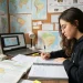Aula de História para o ENEM: Como Transformar Teoria em Técnica de Resolução 8 Imagem ilustrativa de estudante estudando História, com mapas e textos históricos ao fundo